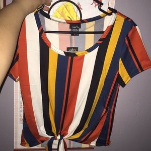 Médium red back yellow stripe shirt